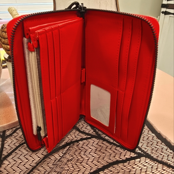 Steve Madden BZIPP-HT Red Halloween Wallet Wristlet Zip Around New! - Picture 2 of 2